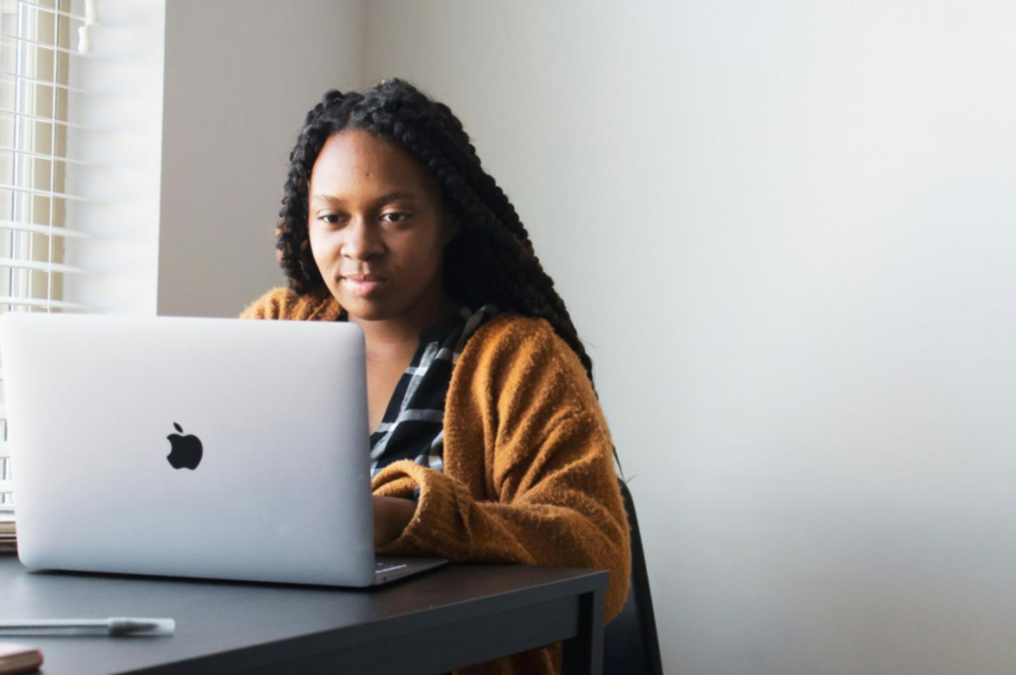 Moderne Geschäftsumgebung mit professionellen Arbeitsplätzen