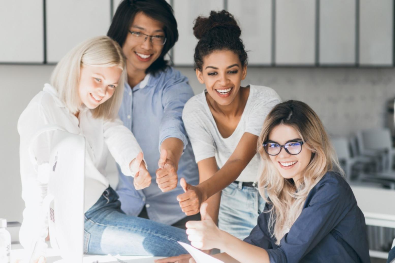 Arbeitsplatz mit Finanzanalysen und Dokumenten